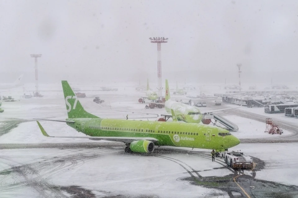 Самолет до Новосибирска задержали в аэропорту Южно-Сахалинска из-за мужчины, которому стало плохо.