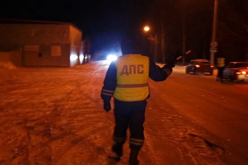 Инспектор останавливал попутные машины и пересаживал в них пассажиров автобуса