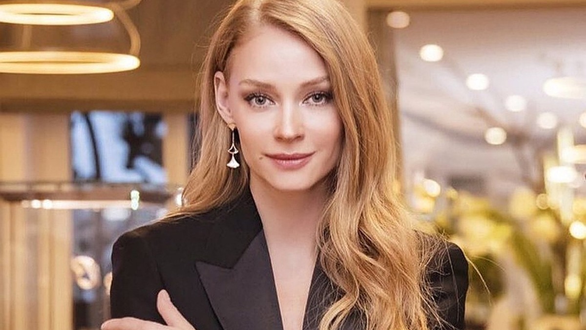 Селена мысық Мишель Трахтенбергтің жалаңаш бейнесі