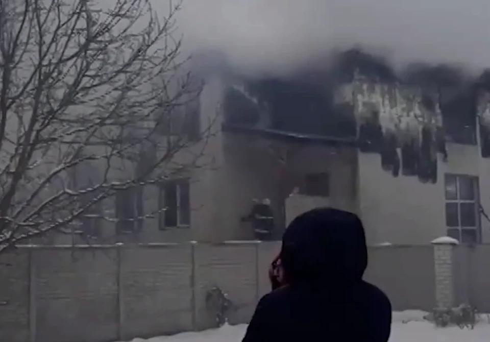 Как минимум 15 человек погибли при пожаре в частном пансионате в Харькове. Фото: Скриншот видео.