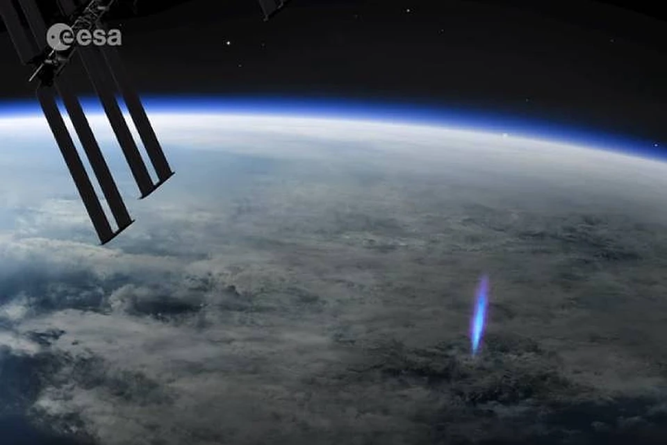 Феномен, сфотографированный с борта МКС, вспыхнул в атмосфере над Тихим океаном недалеко от острова Науру. Фото: кадр с видео European Space Agency