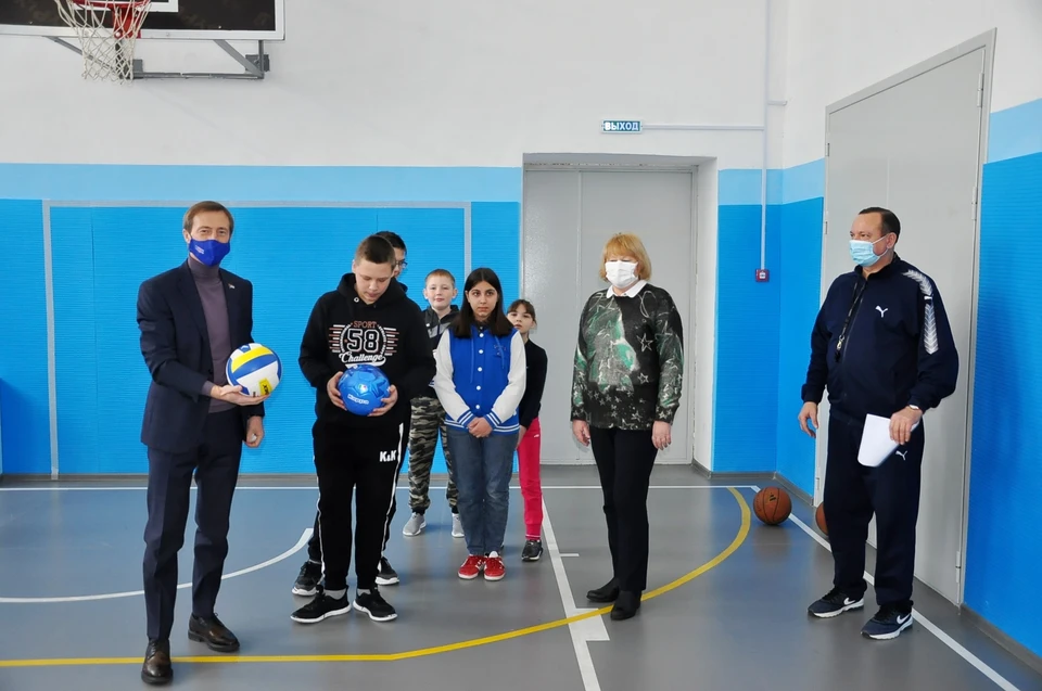 Спортзал в школе отремонтировали по инициативе депутатов "Единой России"