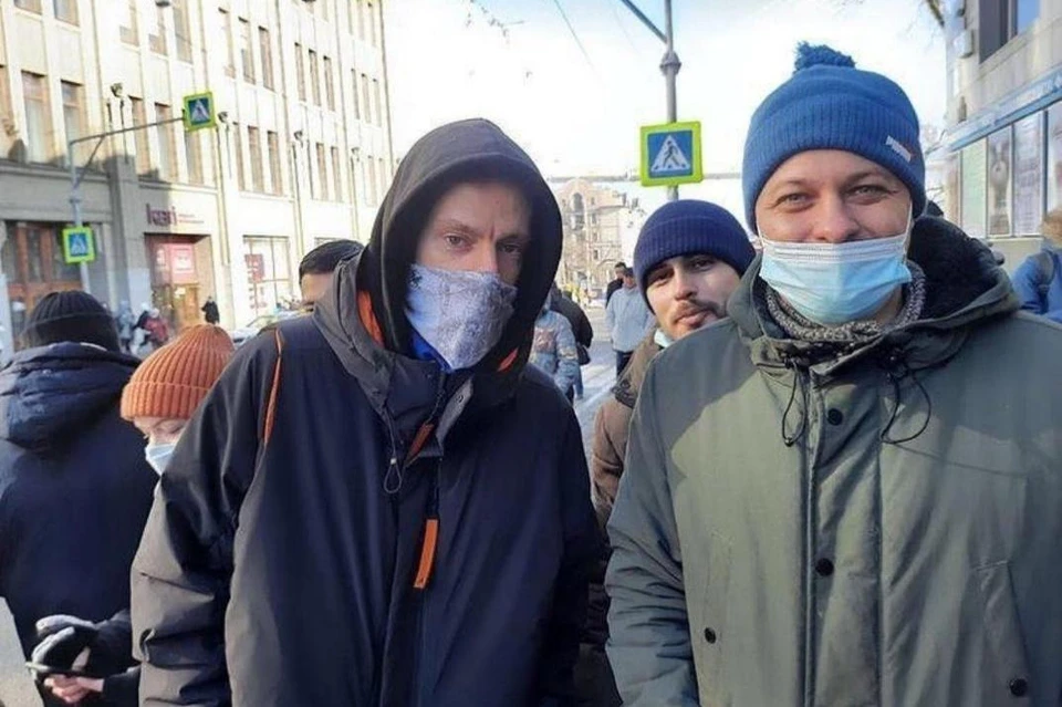Журналист Юрий Дудь (слева на фото) на митинге 23 января во Владивостоке. Фото: instagram.com/prim_gazeta