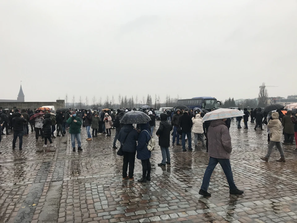 На акцию собрались около 300 человек.