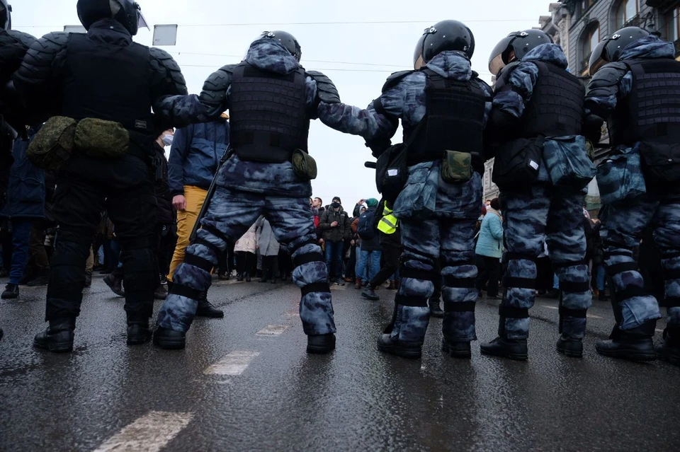 Полиция проверяет инцидент сотрудника ОМОН с женщиной в Петербурге