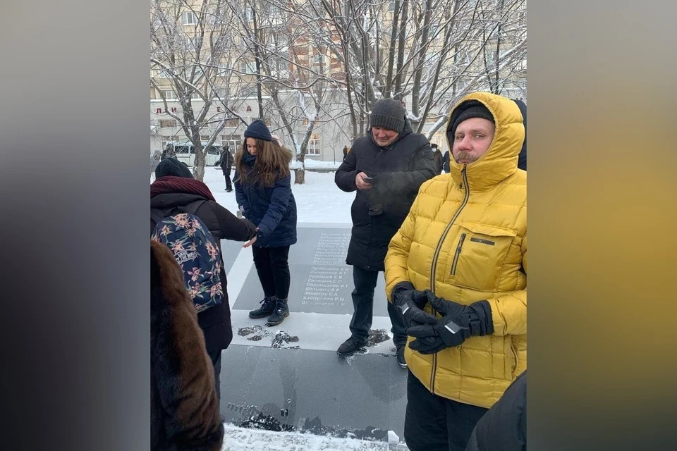 Люди забрались с ногами на монумент, и это возмутило политического деятеля. Фото: Дмитрий Довбня / FB.com
