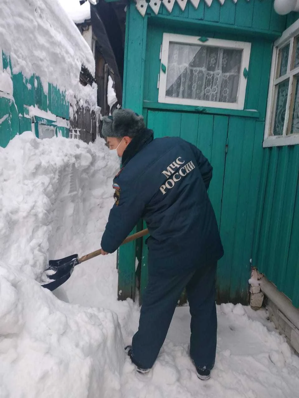 Спасатели Удмуртии вызволили одинокую пенсионерку из снежного плена