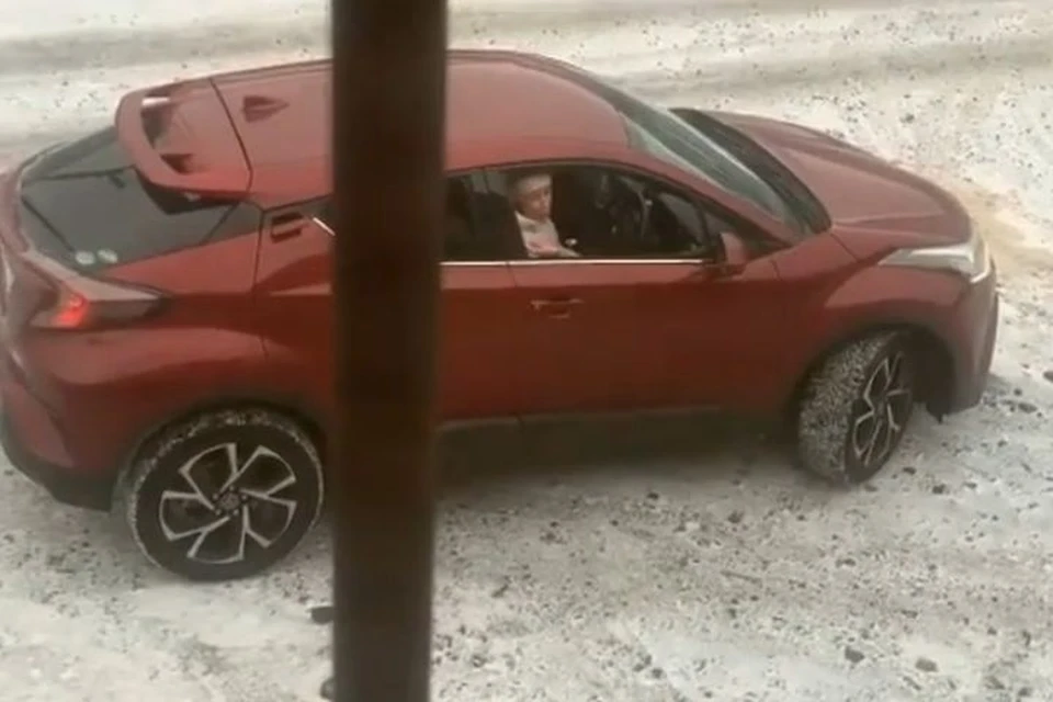 Женщина на красной Toyota прославилась в сети