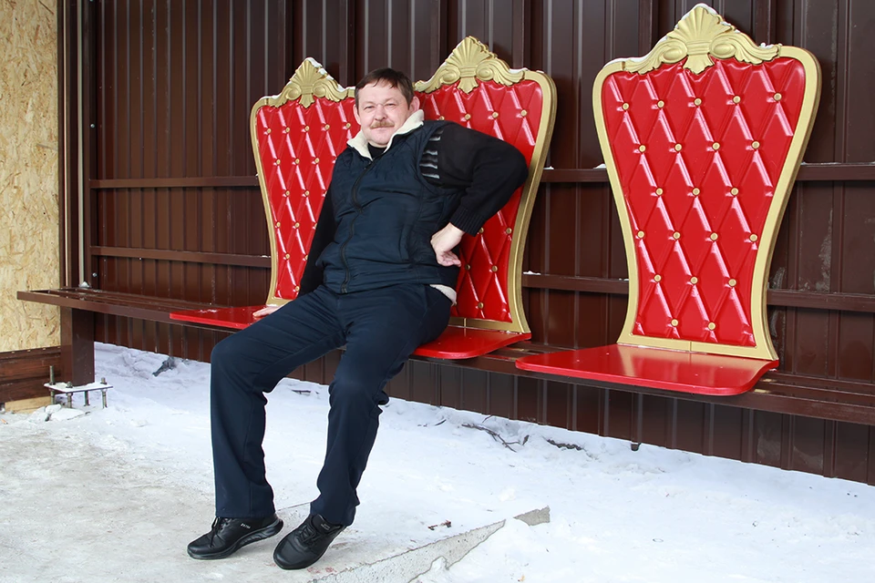 Очень приятно, царь: вместо лавочек на остановке в Иркутске появились три трона