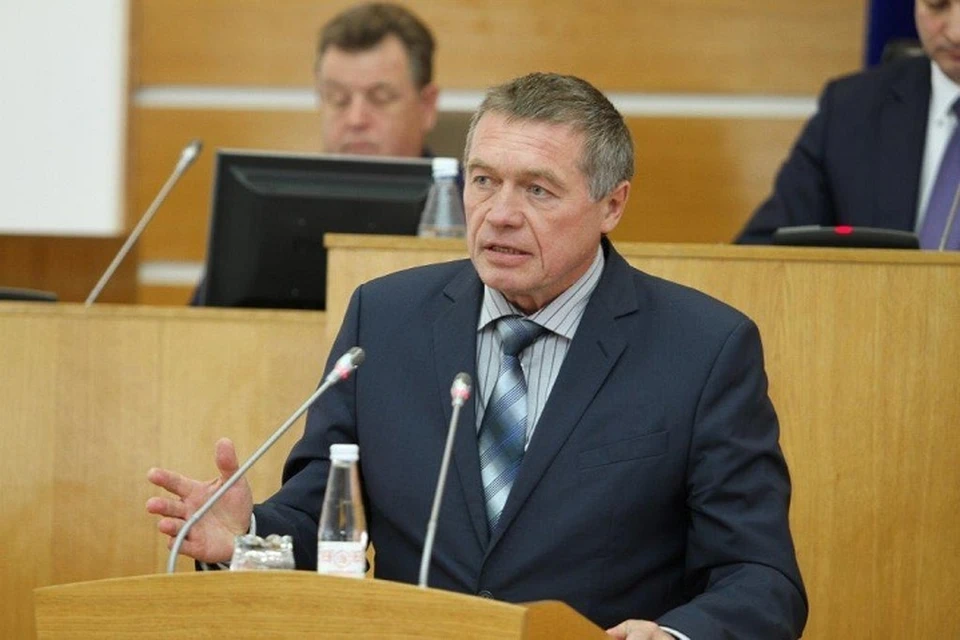 Виктор Леухин не скрывает возмущения новшеством, с которым согласились большинство депутатов.