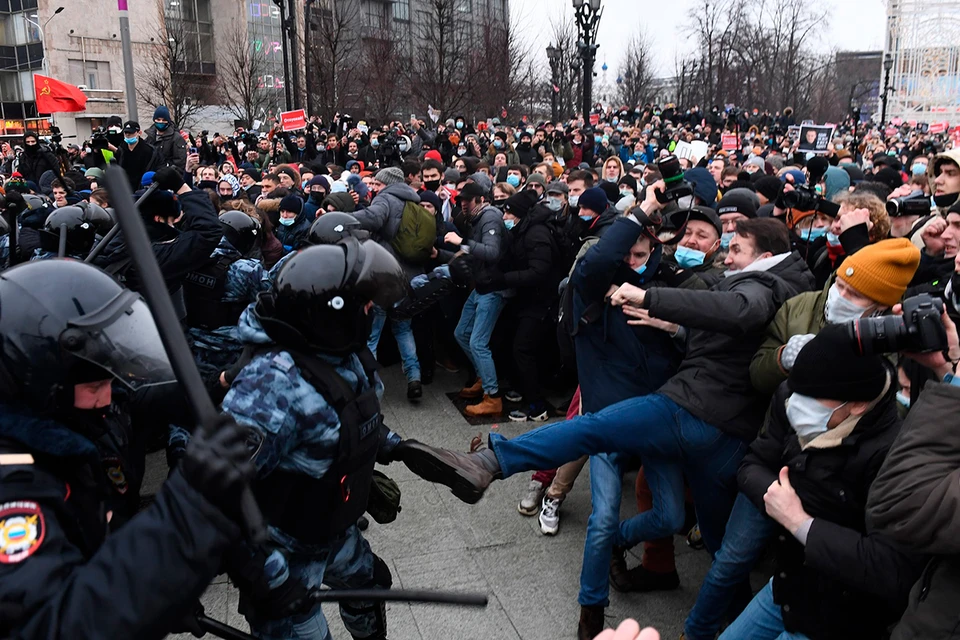 Нападение на омон. Митинг за Навального. Несанкционированный митинг. Несанкционированный ми. Незаконные митинги.
