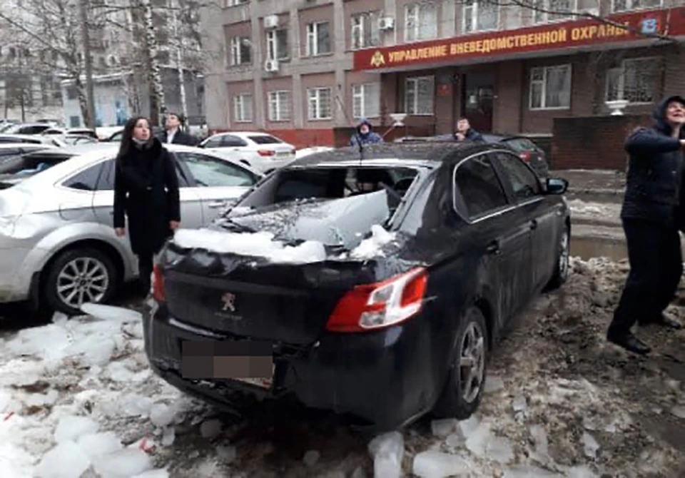 Наледь сошла на автомобили рядом с отделом полиции в Нижнем Новгороде. ФОТО: Криминальная хроника- НН