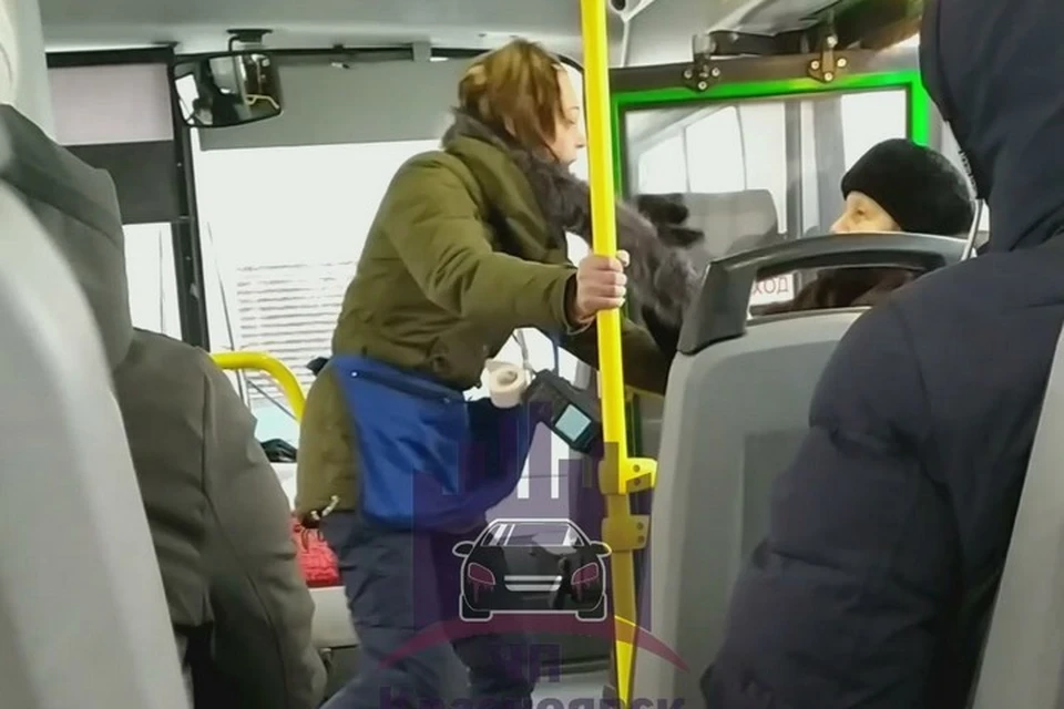 В Красноярске кондуктор выпнула пассажирку из автобуса из-за маски. Стоп-кадр видео