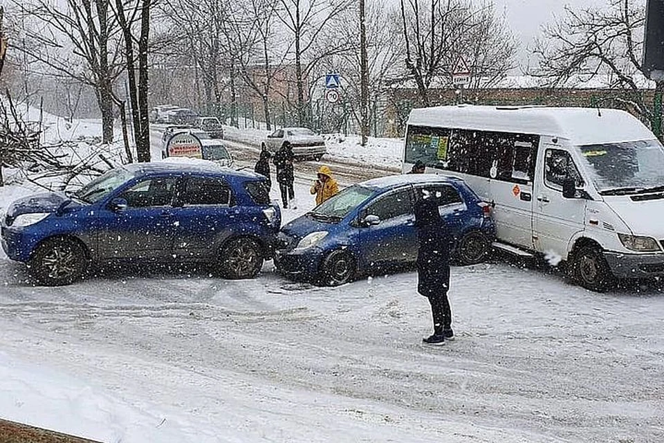 Авто снесло на маршрутку во Владивостоке. Фото: Instagram/dpskontrol125rus