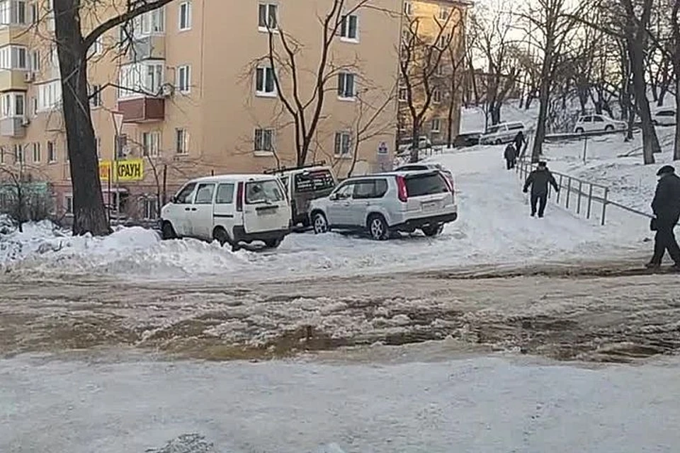 Движение на Калинина затруднено из-за луж и ДТП