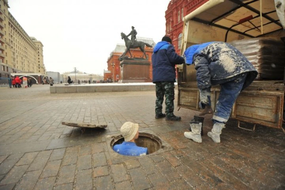 В апреле 2019 года, около 3 часов ночи, в Ярославле на Гагаринском переулке мужчина провалился в люк.