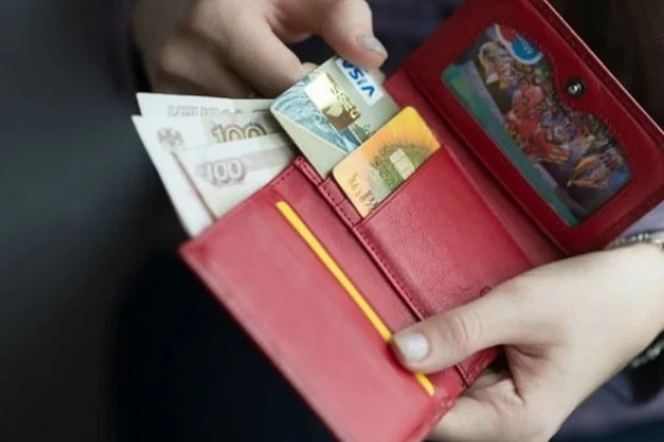 Она вставила чужую сим-карту в свой телефон и перевела деньги с карточки.