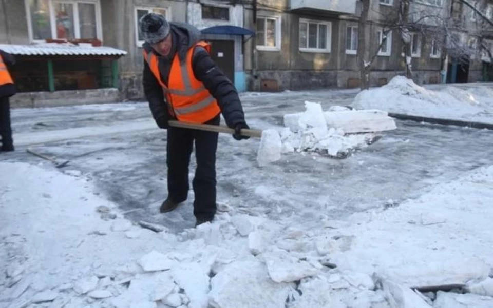 Больше 1,5 тысяч человек расчищают улицы Иркутска от снега