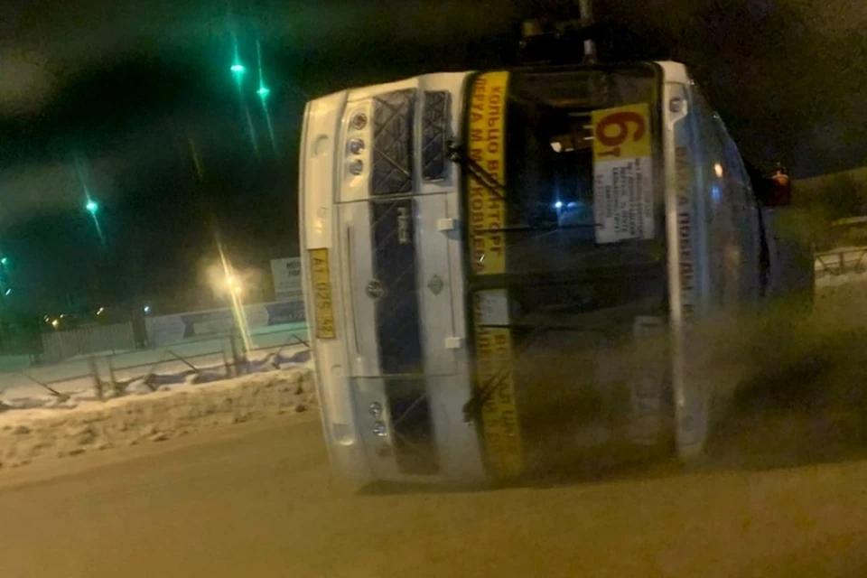 Автобус перевернулся на бок на дороге в Кемерове. ФОТО: Данил Ракитин, vk.com, "Регион 42"