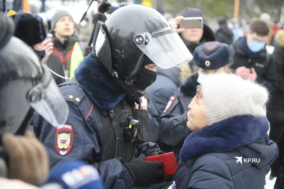 Задерживать людей начали с первых минут несанкционированного митинга.