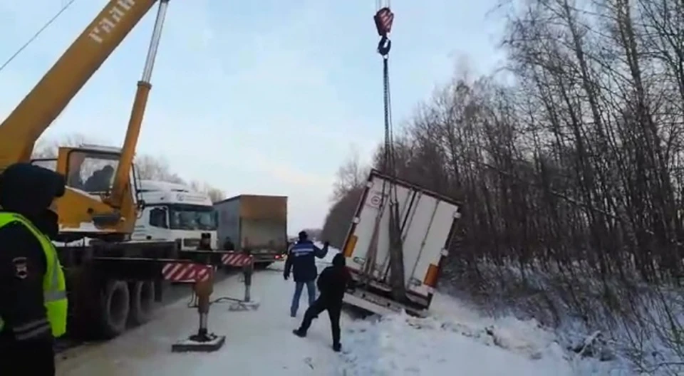"КамАЗ" подцепили тросами.