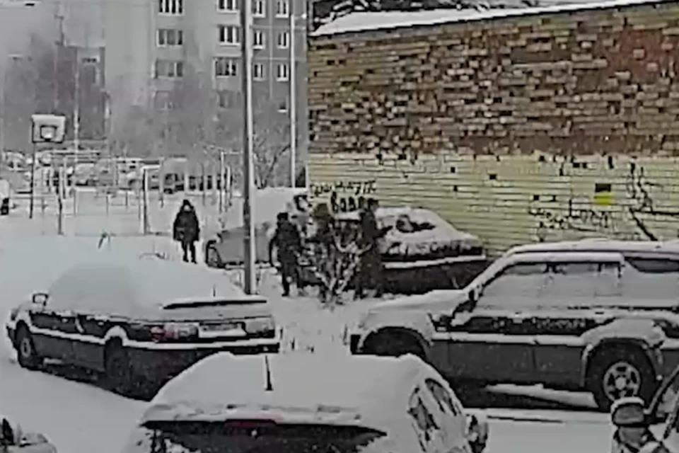 Через несколько секунд боковое стекло проломят куском льда. Кадры зафиксированы подъездной камерой "Умного домофона".