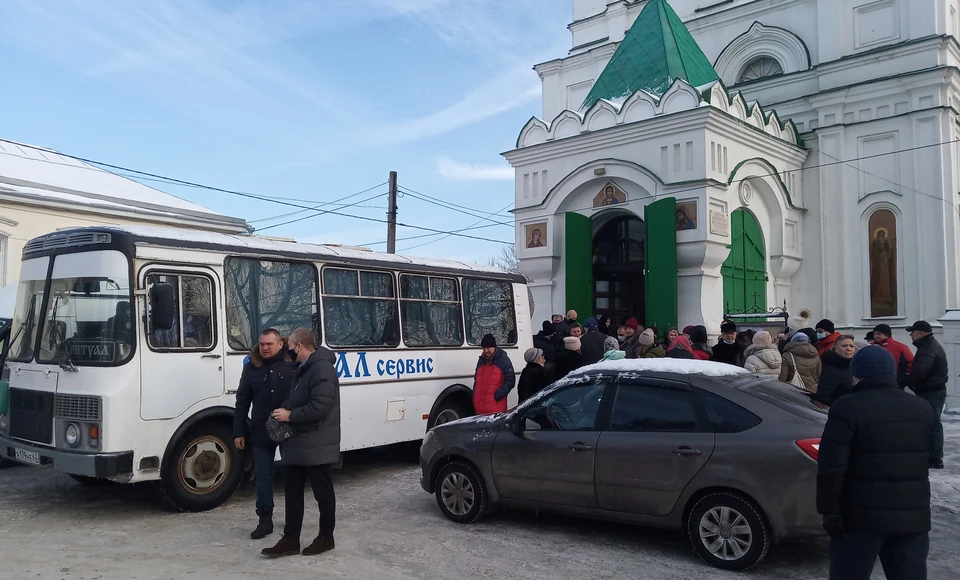 Проводить друга и товарища в последний путь пришли десятки людей.