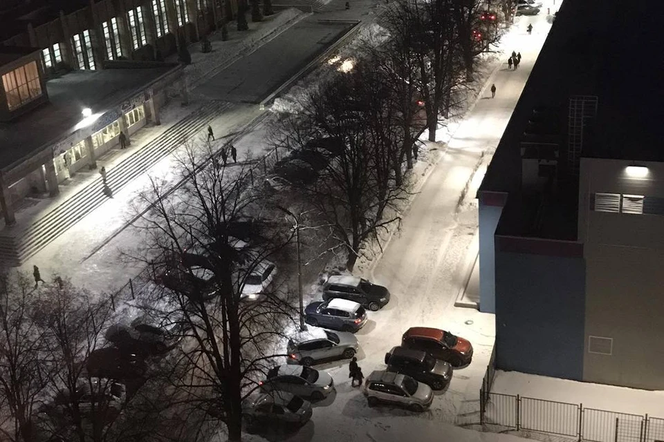 Возле крытого катка на Шевченко устроили парковку прямо на тротуарах.