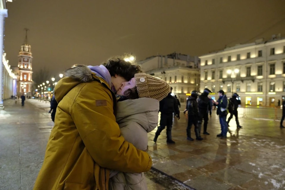 В центре Санкт-Петербурга начались первые задержания поздним вечером 2 февраля.
