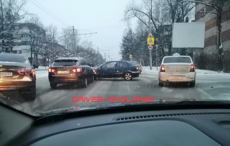 Две автоледи перекрыли дорогу на дамбе в Смоленске. Фото: DRIVE2 Смоленск.