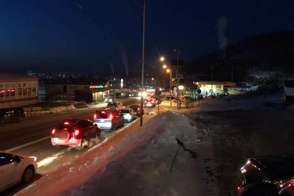 Пока на заправках сети ННК нет бензина, автомобилисты Владивостока выстраиваются в очереди на АЗс других компаний