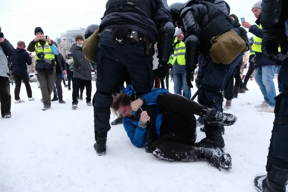 353 ареста и 624 штрафа досталось участникам трех несогласованных акций протеста в Петербурге.