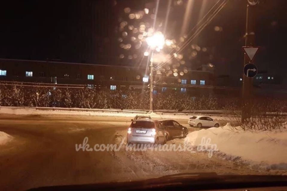 На улице Фурманова в Мурманске из-за коммунальной аварии стали происходить аварии. Фото: vk.com/murmansk_dtp