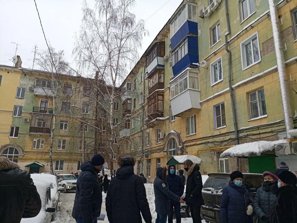 В доме живет 63 семьи, специалисты считают. что их жизни могут быть под угрозой из-за строительства дома по старым нормативам