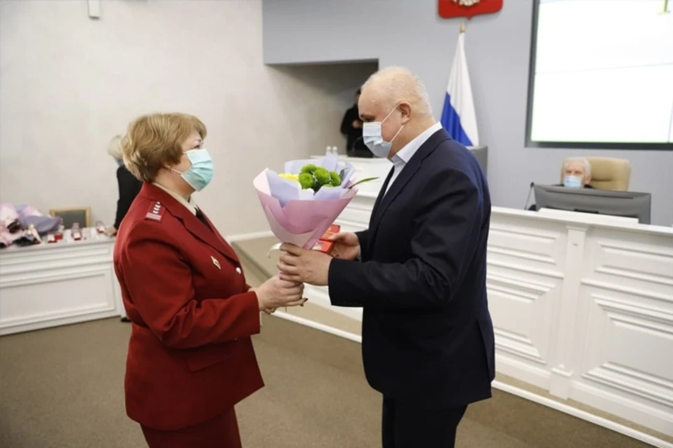 Сергей Цивилев присвоил десяти ученым Кузбасса почетное звание. ФОТО: пресс-служба АПК