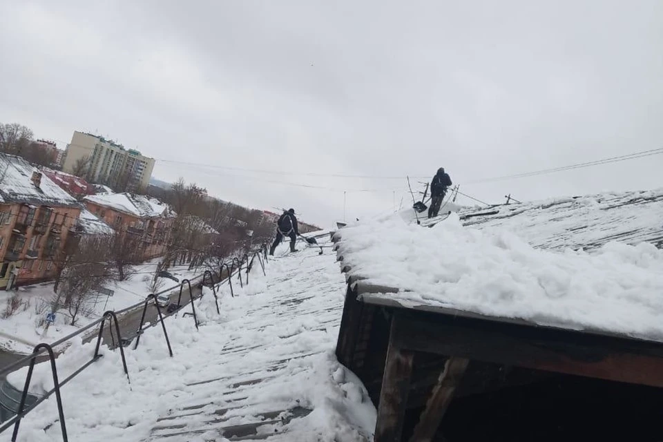 На крыше скопился снег