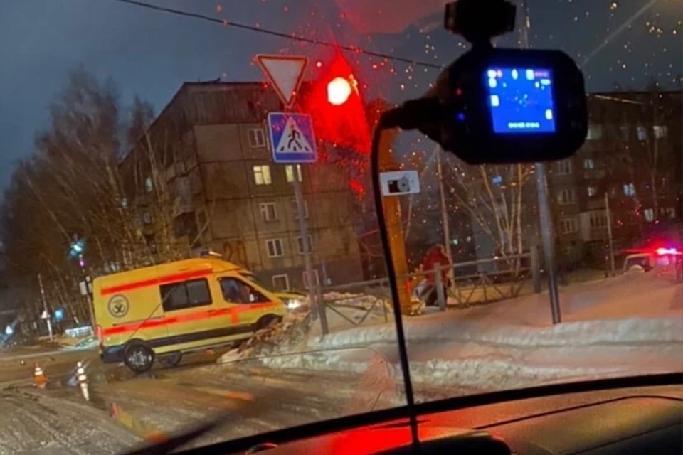 Скорая помощь и легковушка повалили светофор в Кемерове. ФОТО: vk.com, "Инцидент Кузбасс"
