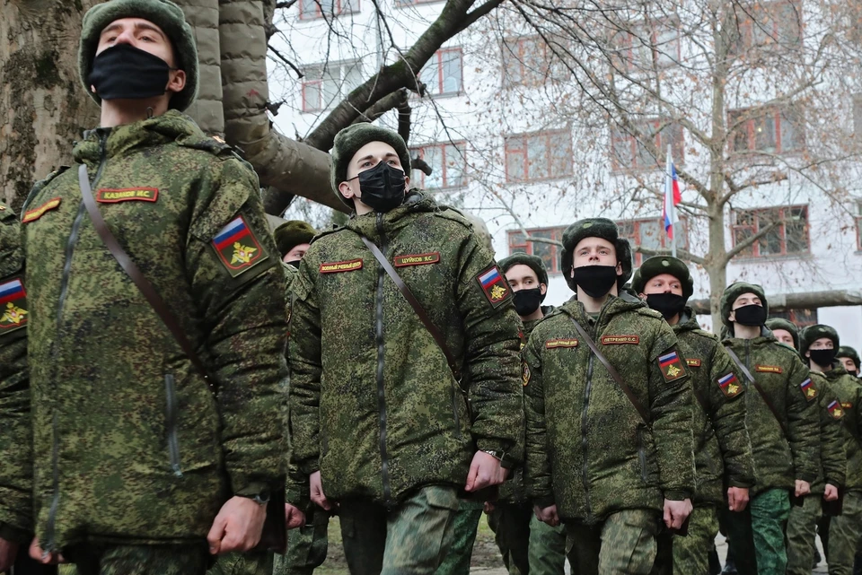 Первым выпускникам военно-медицинской кафедры в Крыму вручили лейтенантские погоны. Фото: Сергей Аксенов / ВКонтакте