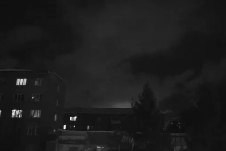 Над городом собрались плотные кучевые облака. Фото: стоп-кадр.