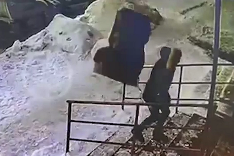 Новокузнечанка чудом спаслась от падающей глыбы льда. ФОТО: Life Shot