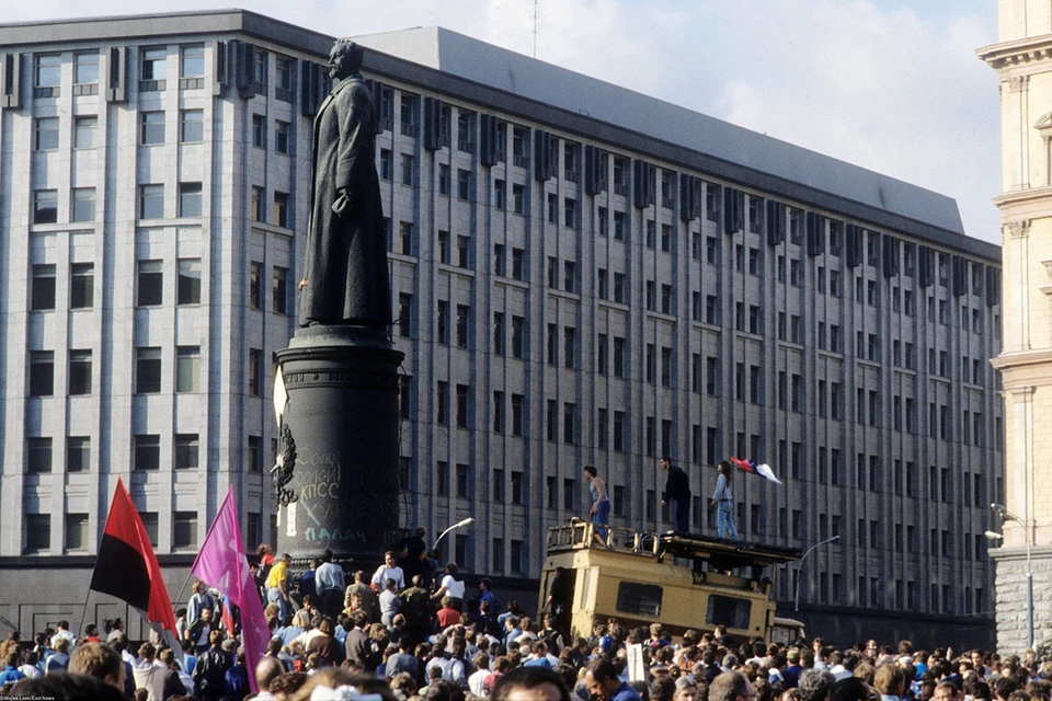 До 1991 года монумент основателя ВЧК Феликса Дзержинского стоял на одной из центральных площадей Москвы - Лубянской, перед зданием КГБ СССР (сейчас ФСБ РФ) и Детским миром.