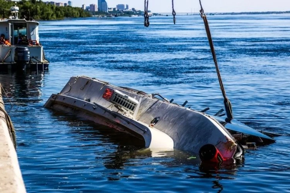 По вине пьяного владельца за штурвалом катамаран врезался в баржу. 11 человек погибли, 5 выжили.