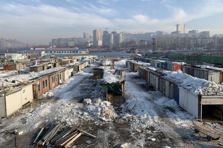 Под снос: во Владивостоке разбирают легендарный рынок на Спортивной