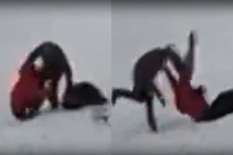В Новосибирске взрослый мужчина избил двоих подростков за то, что те сломали его снеговика. Фото: Кадр из видео\"Инцидент Новосибирск"