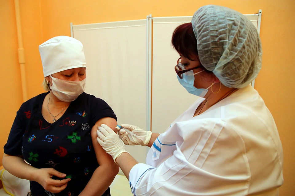 Пока украинцы ждут поставок китайской вакцины, в столице ДНР уже началась кампания по вакцинации населения "Спутником V", который был доставлен в качестве гуманитарной помощи. Фото: Валентин Спринчак/ТАСС