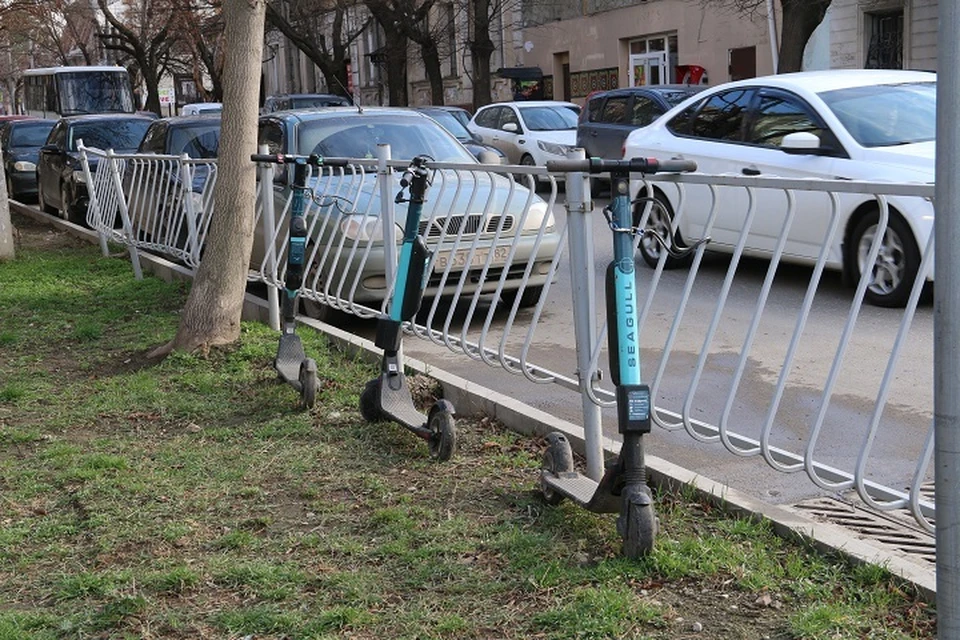 Нестационарные электросамокаты пристегивают к муниципальному ограждению