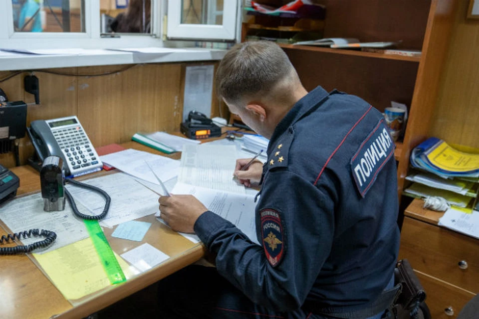 Мужчину с татуировками на ноге, разыскивают за совершение тяжкого преступления в Иркутске