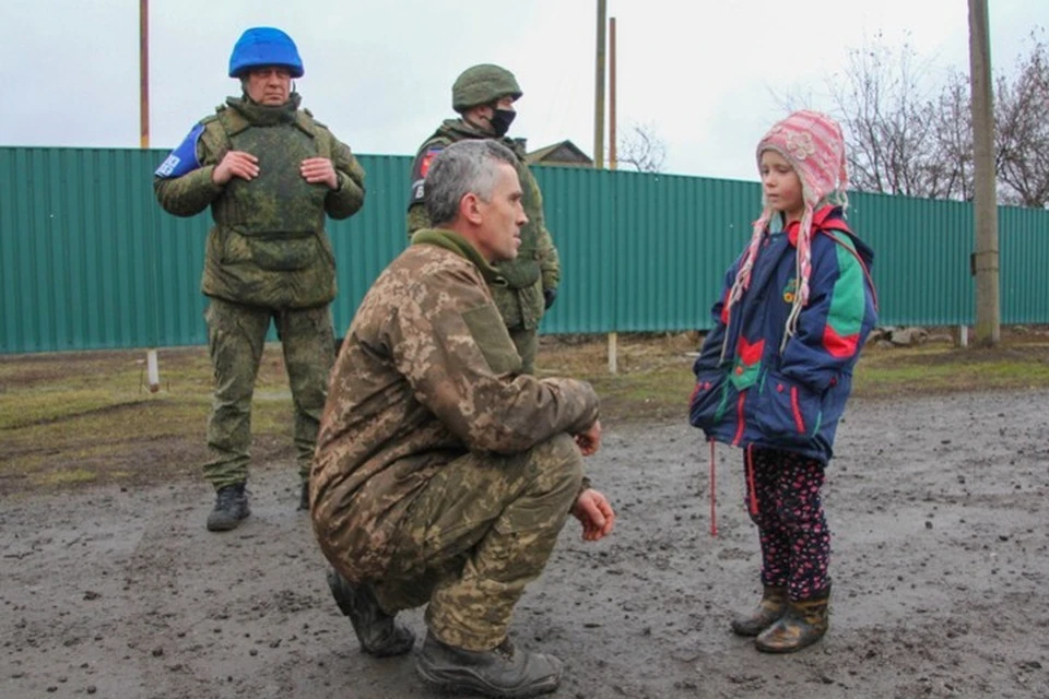 В обстреливаемом украинской армией поселке Анатолий Тараненко присел на колено и попросил прощения у ребенка