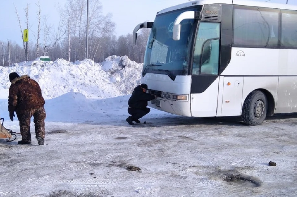Автобус, едущий из Шерегеша, сломался в 30-градусный мороз. Фото: «Сибуправтодор».