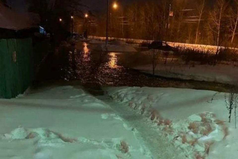 Произошла коммунальная авария. ФОТО: группа "Подслушано в Ярославле" ВКонтакте